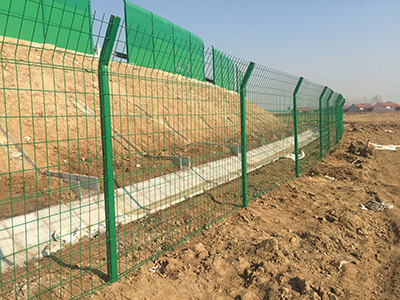 隔離柵在公園水域周邊的安全美觀設(shè)計